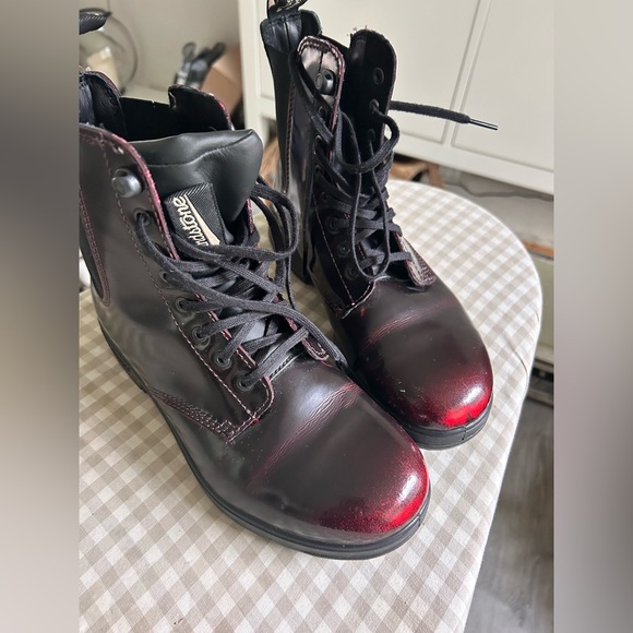 Blundstone Women's Lace Up Boots - burgundy patent leather with burnished toe - Picture 3 of 5